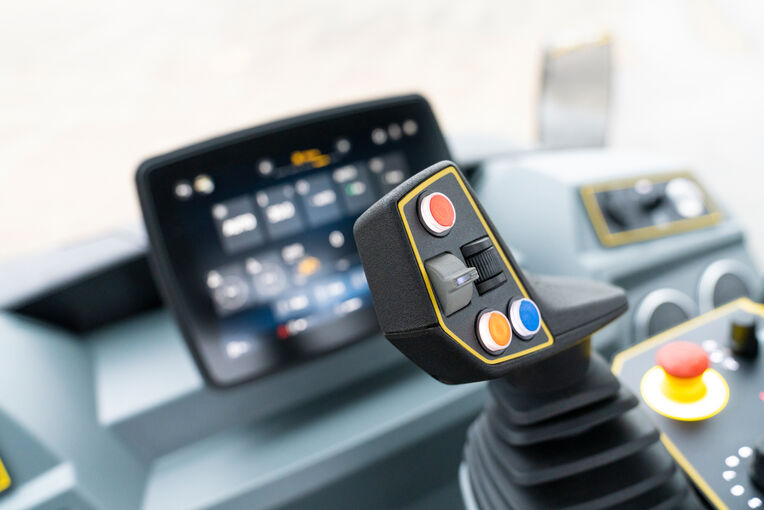 Touchscreen, switch or directly via the travel lever? The driver decides.