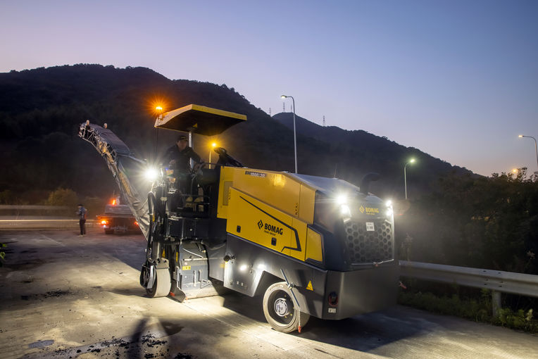 The cold planer moves at the maximum possible speed.