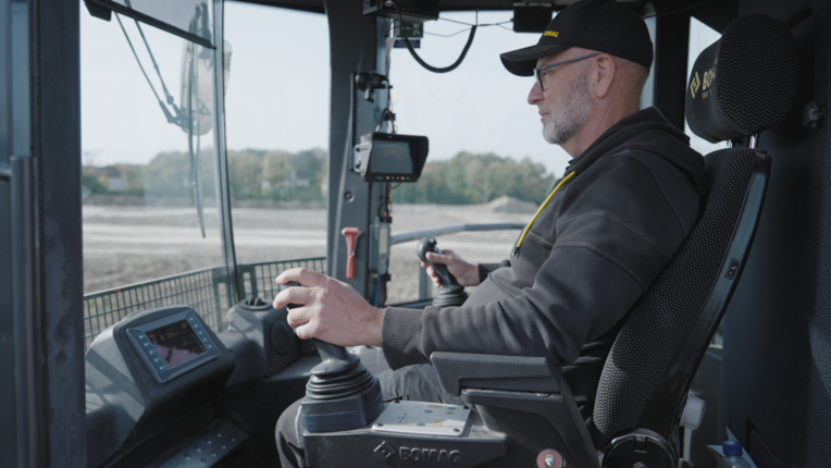 Con este compactador de tierra es con el quiero trabajar.