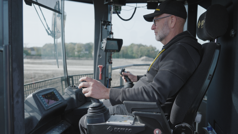 I want to work with this soil compactor.