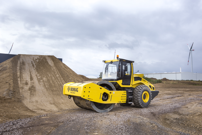 Single drum roller BW 226 DI-5 for soil compaction | BOMAG