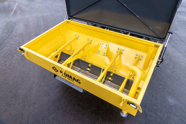 Las dos modalidades son igual de sencillas: Rellenar desde arriba o desde un vehículo cisterna.