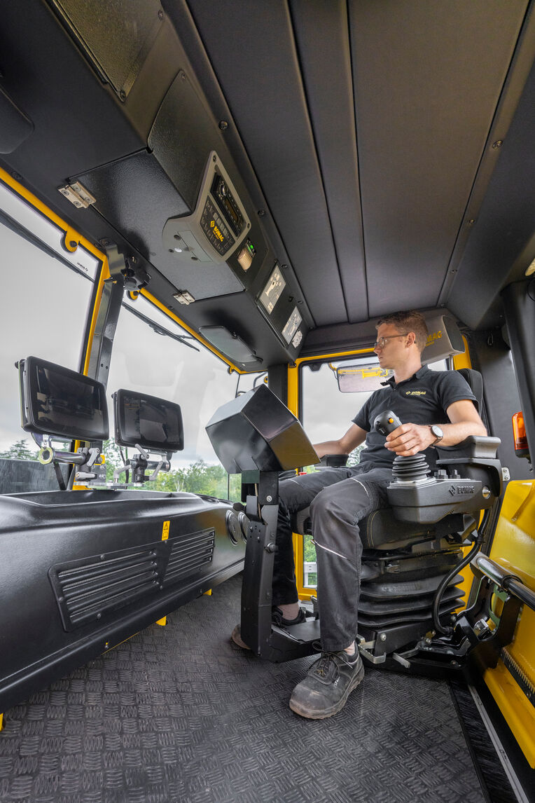 Sentado y relajado, trabajando de forma segura.